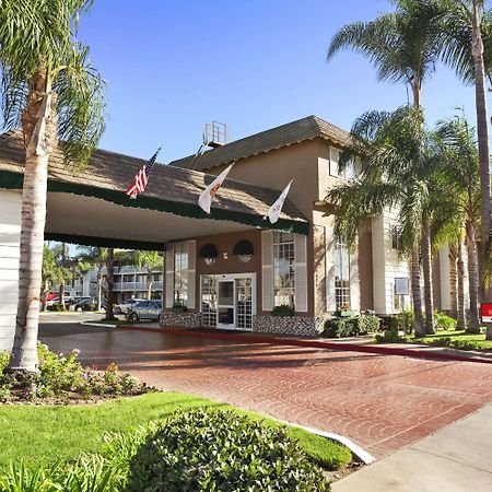 Ramada By Wyndham Costa Mesa/Newport Beach Exterior photo