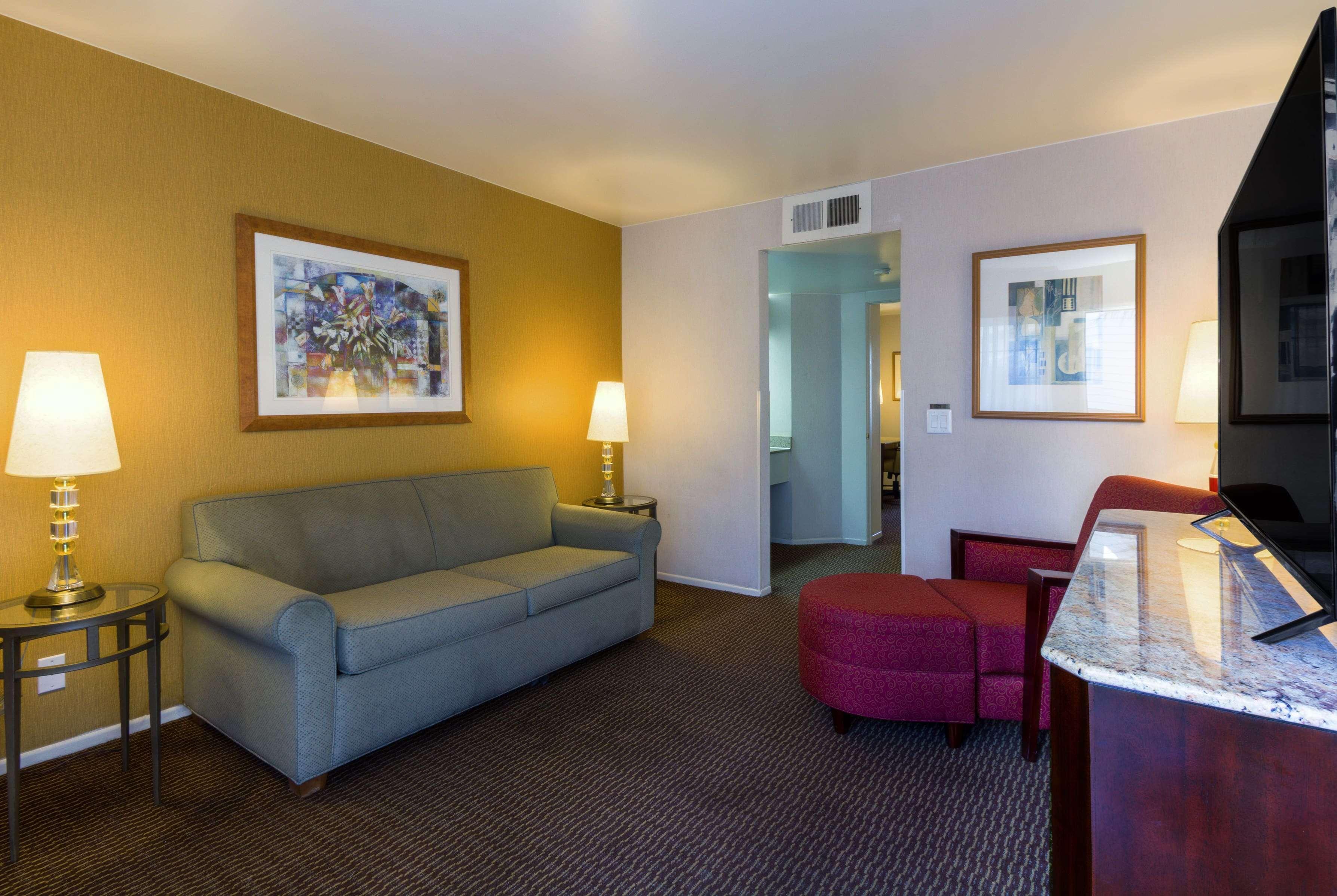 Ramada By Wyndham Costa Mesa/Newport Beach Exterior photo