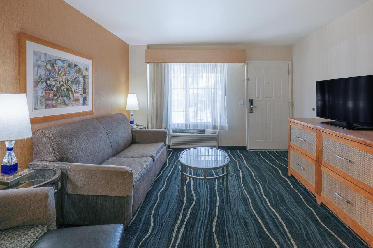 Ramada By Wyndham Costa Mesa/Newport Beach Exterior photo