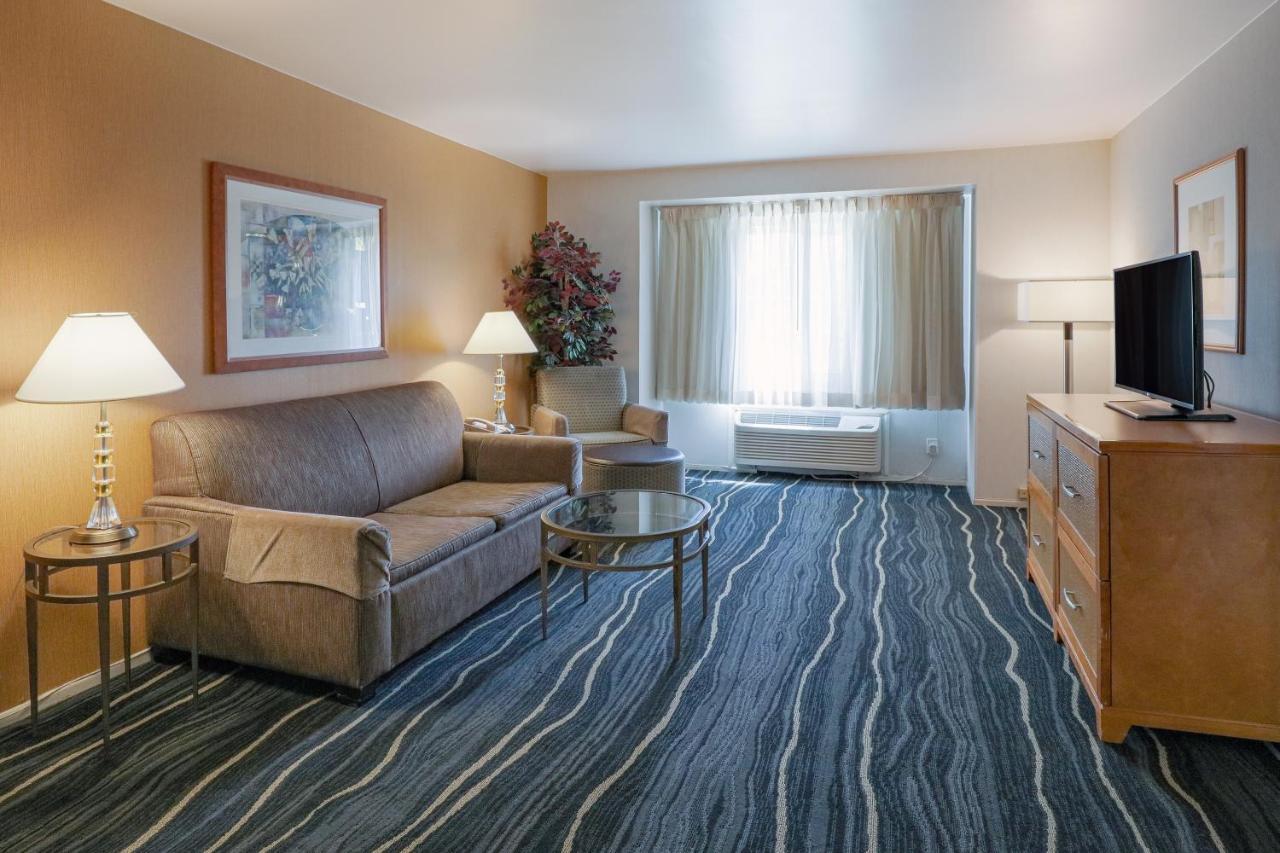 Ramada By Wyndham Costa Mesa/Newport Beach Exterior photo