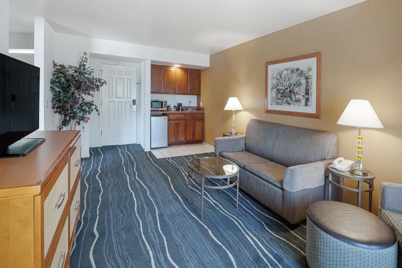 Ramada By Wyndham Costa Mesa/Newport Beach Exterior photo