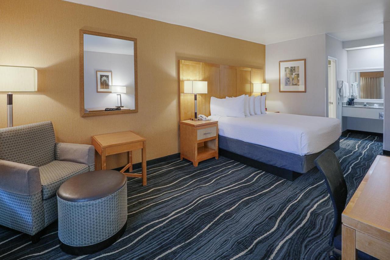 Ramada By Wyndham Costa Mesa/Newport Beach Exterior photo
