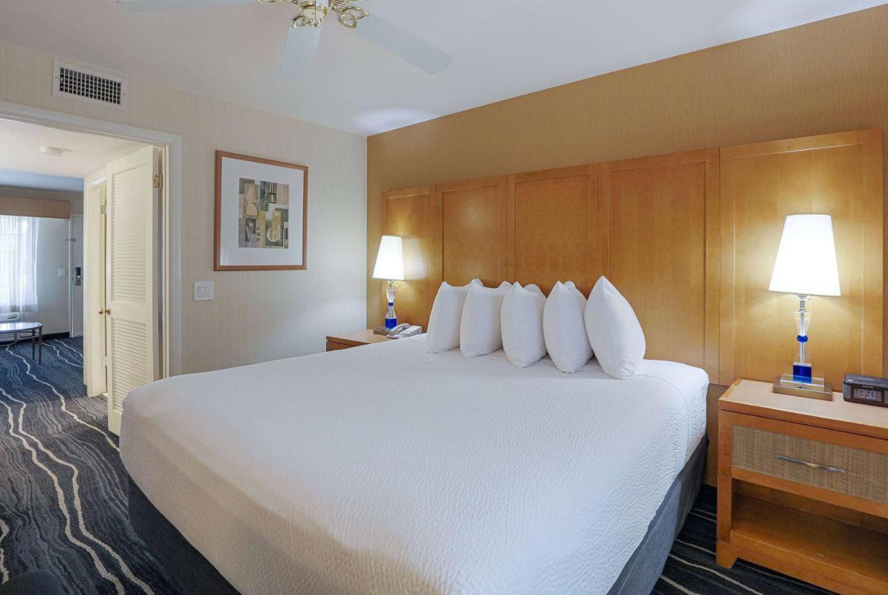 Ramada By Wyndham Costa Mesa/Newport Beach Exterior photo