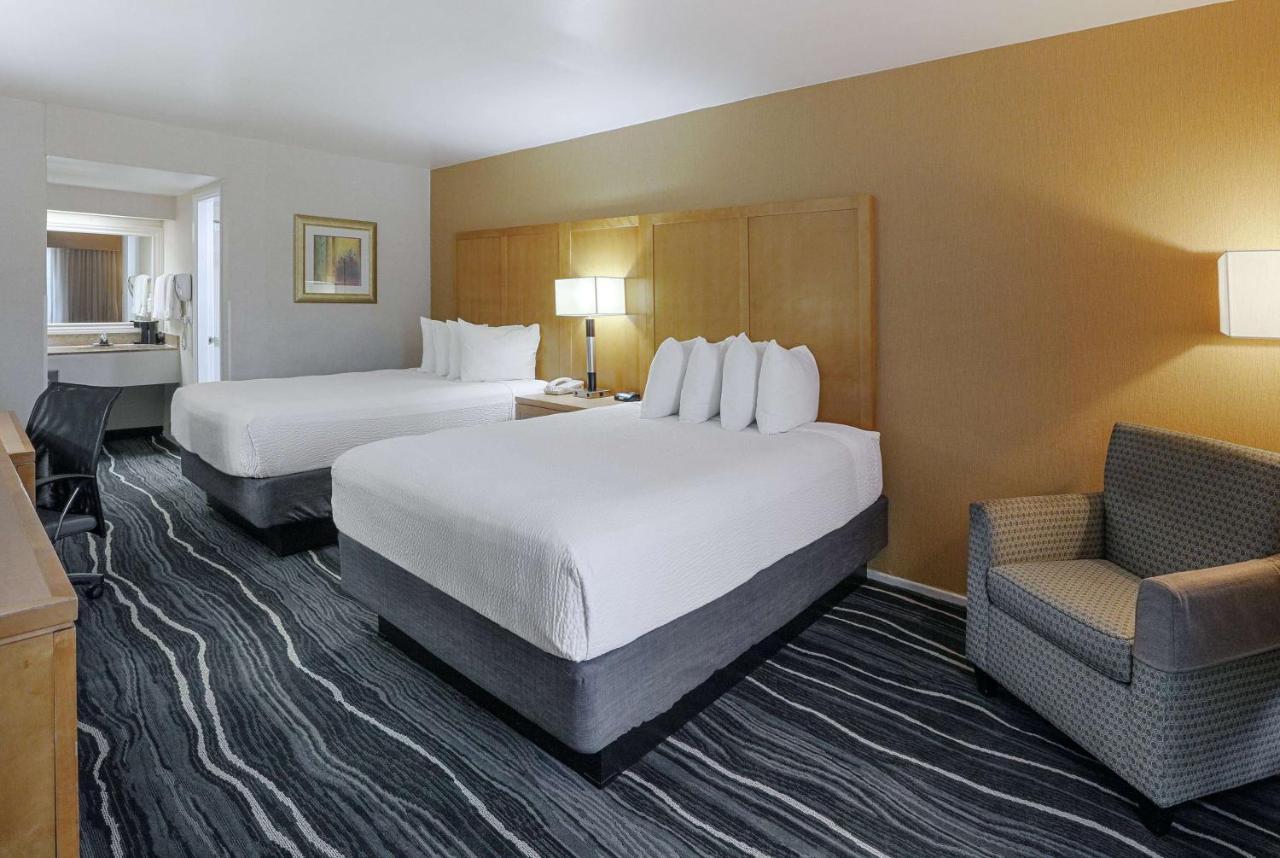 Ramada By Wyndham Costa Mesa/Newport Beach Exterior photo