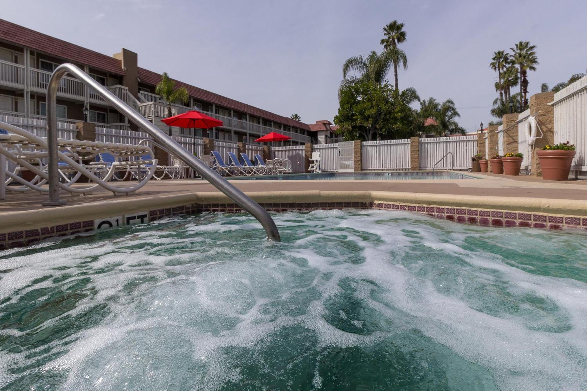 Ramada By Wyndham Costa Mesa/Newport Beach Exterior photo