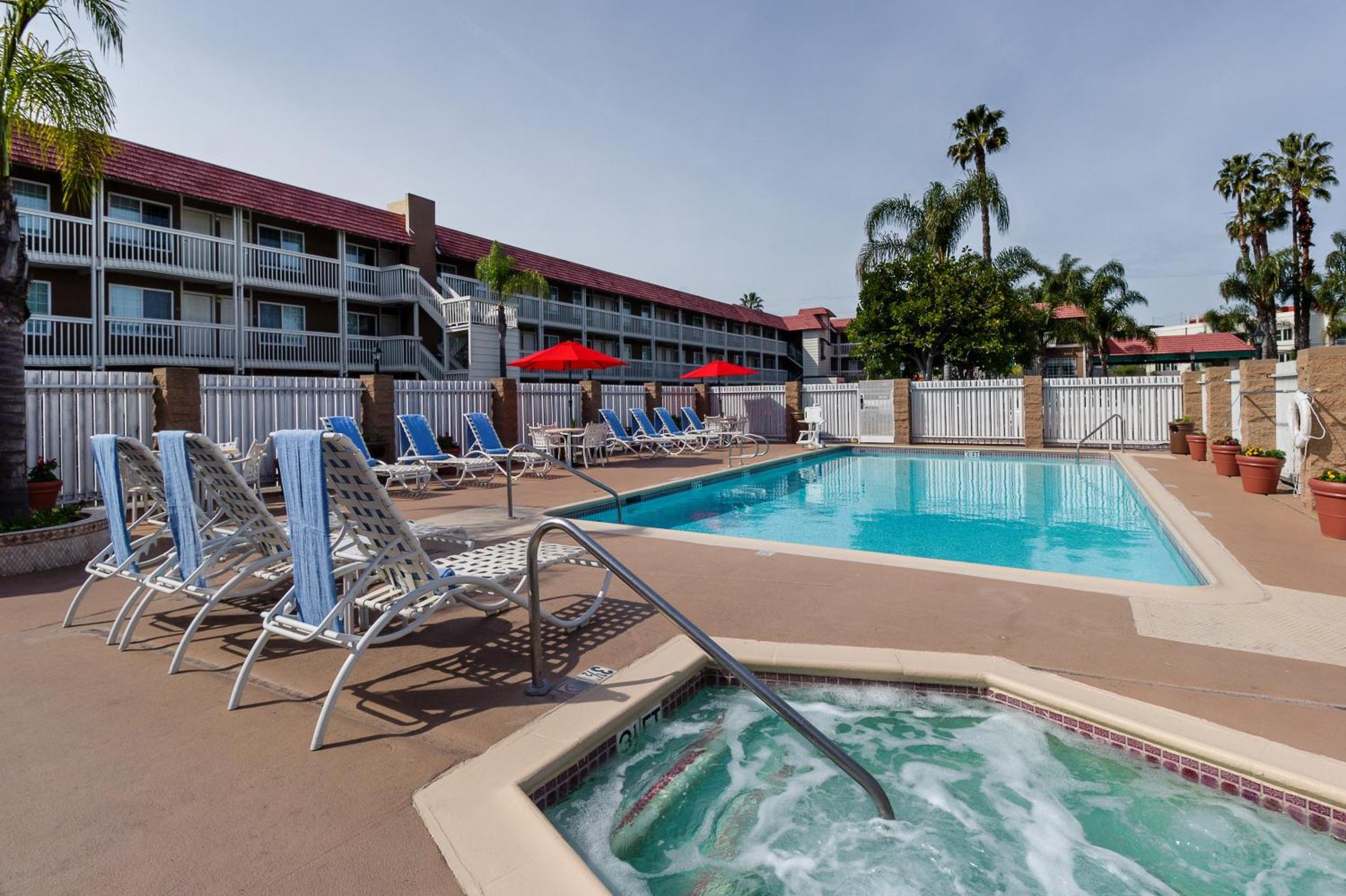 Ramada By Wyndham Costa Mesa/Newport Beach Exterior photo