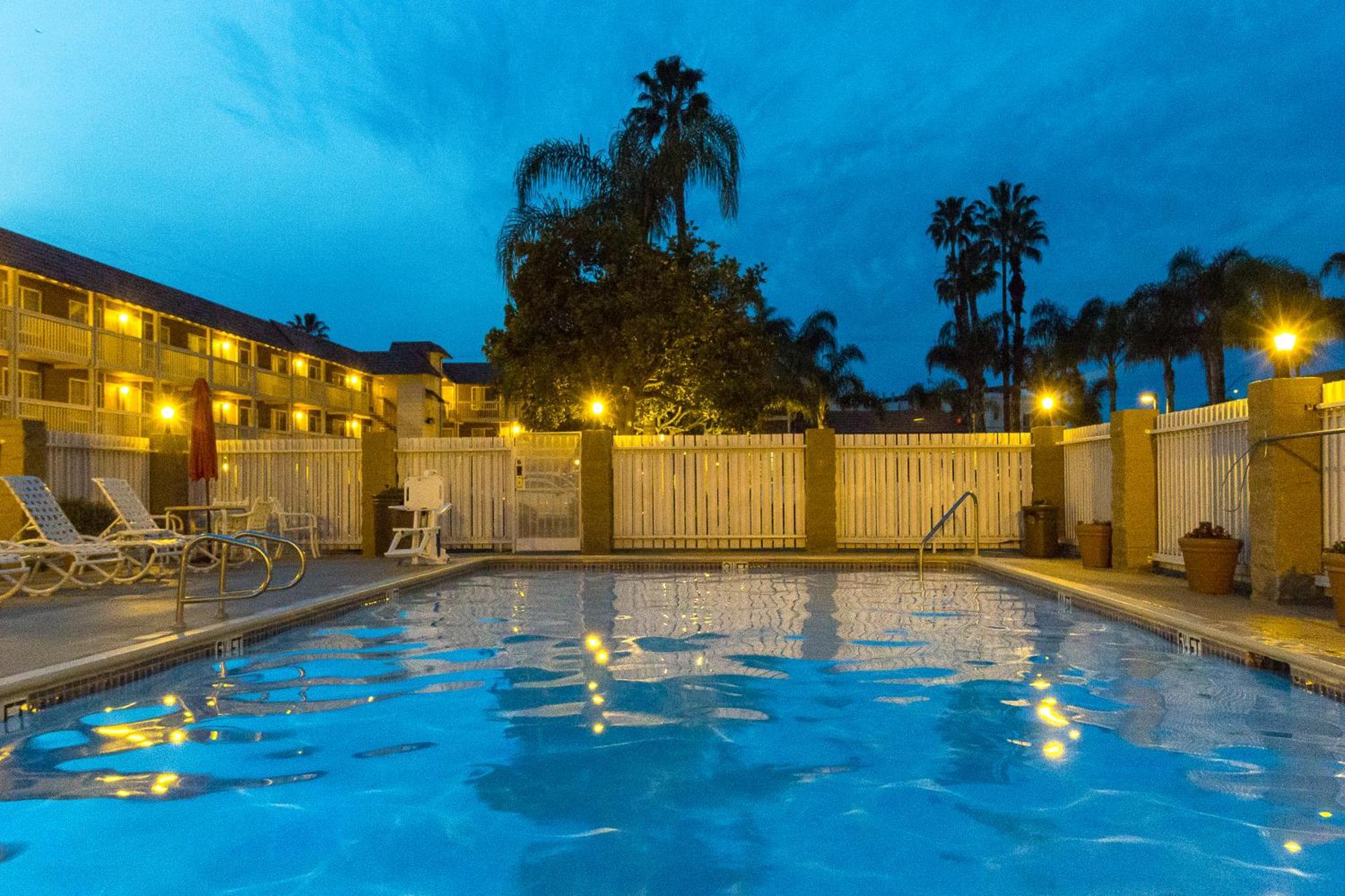 Ramada By Wyndham Costa Mesa/Newport Beach Exterior photo